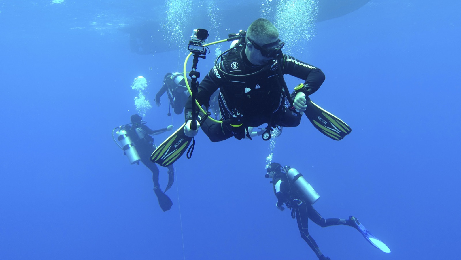 Scafandri la palier, sub carena bărcii